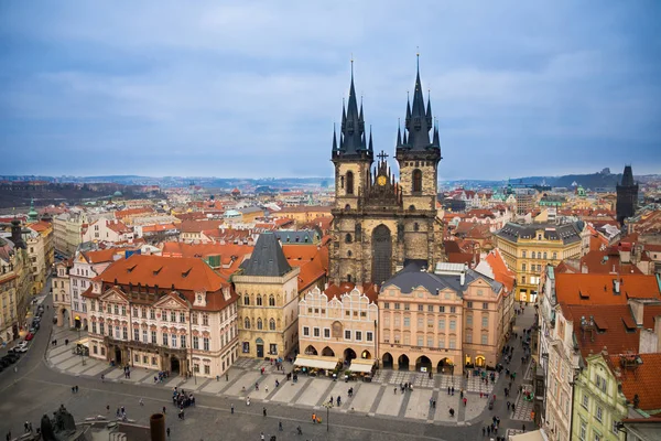 Staroměstské náměstí a kostel Panny Marie před Týnem v Praze ve večerních hodinách — Stock fotografie