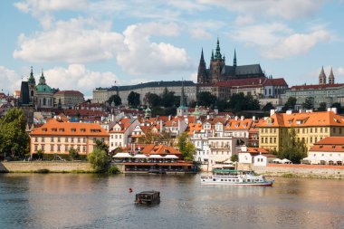 Prague, Çek Cumhuriyeti - 4.09.2017: Prag eski şehir ve Kilisesi Saint Vitus Prag'da Vltava Nehri üzerinde