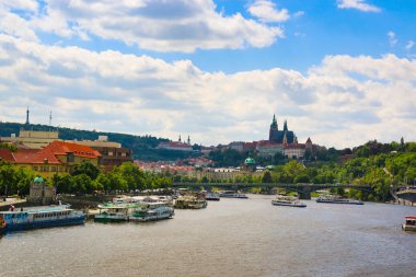 Prague, Çek Cumhuriyeti - 4.09.2017: Prag eski şehir ve Kilisesi Saint Vitus Prag'da Vltava Nehri üzerinde