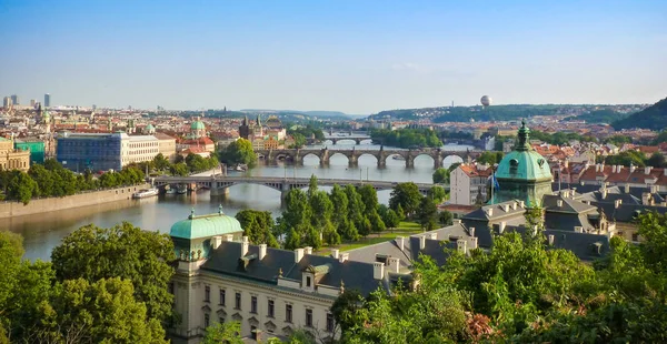 Výhledem na pražské panorama s Karlův most a řeku Vltavu v pozdním létě odpoledne — Stock fotografie