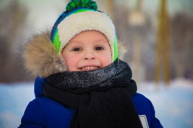 Beyaz donmuş kirpik ile şirin bebek çocuk portresi