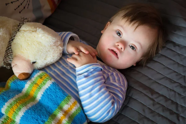 Ritratto di bambino carino con sindrome di Down — Foto Stock