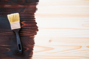 Ahşap arka plan üzerinde fırça, yarısı boyalı tahta