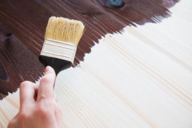 Ahşap arka plan üzerinde fırça, yarısı boyalı tahta