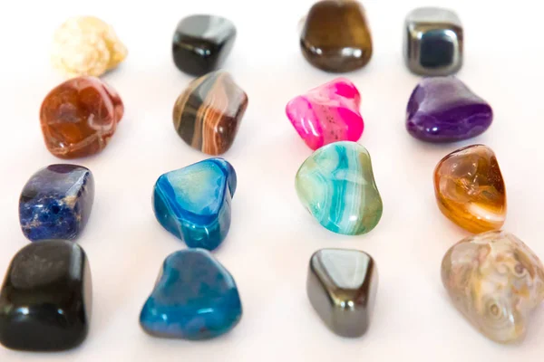 Színes semiprecious kövek, fehér háttér gyűjteménye — Stock Fotó