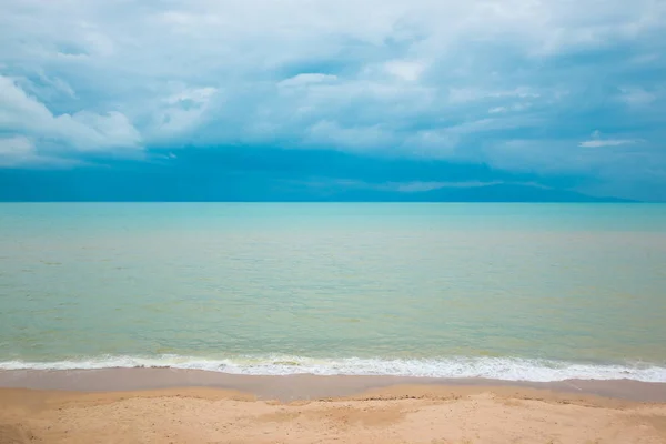 흐린 하늘 아래 푸른 바다와 모래 해변 — 스톡 사진