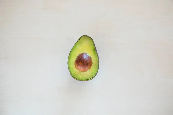 Avocado auf einem Holzgrund — Stockfoto