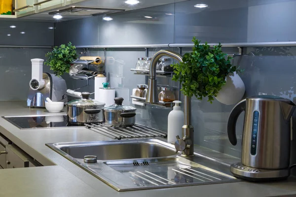 Dapur modern di rumah dengan peralatan dapur — Stok Foto