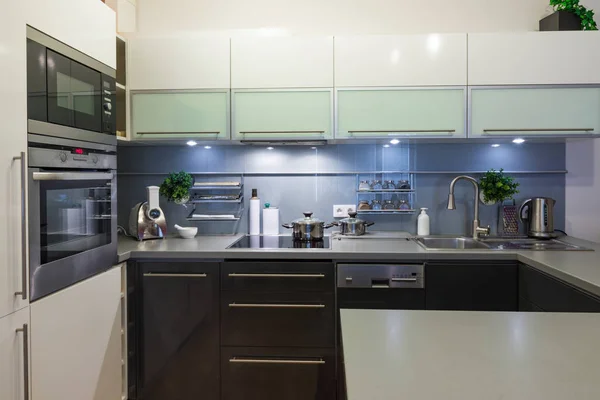 自宅の台所用品と近代的なキッチン — ストック写真