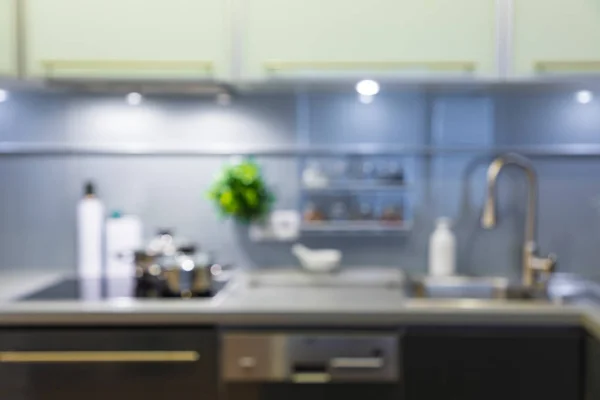 Cozinha moderna desfocada em casa com utensílios de cozinha — Fotografia de Stock