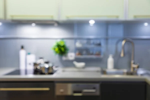 Borrosa Cocina moderna en casa con utensilios de cocina —  Fotos de Stock