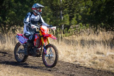Pribram, Çek Cumhuriyeti - 11.03.2018: off-road çek kasaba Pribram yanında doğada Eylem Motocross binici
