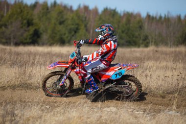 Pribram, Çek Cumhuriyeti - 11.03.2018: off-road çek kasaba Pribram yanında doğada Eylem Motocross binici