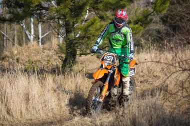 Pribram, Çek Cumhuriyeti - 11.03.2018: off-road çek kasaba Pribram yanında doğada Eylem Motocross binici
