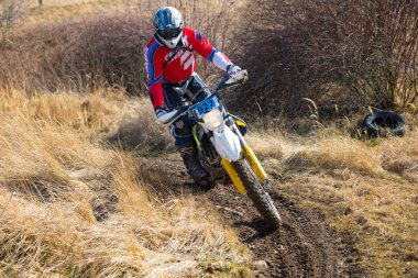 Pribram, Çek Cumhuriyeti - 11.03.2018: off-road çek kasaba Pribram yanında doğada Eylem Motocross binici