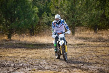 Pribram, Çek Cumhuriyeti - 11.03.2018: off-road çek kasaba Pribram yanında doğada Eylem Motocross binici