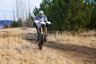 Pribram, Çek Cumhuriyeti - 11.03.2018: off-road çek kasaba Pribram yanında doğada Eylem Motocross binici
