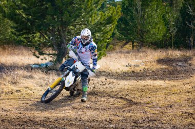 Pribram, Çek Cumhuriyeti - 11.03.2018: off-road çek kasaba Pribram yanında doğada Eylem Motocross binici