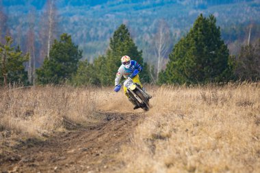 Pribram, Çek Cumhuriyeti - 11.03.2018: off-road çek kasaba Pribram yanında doğada Eylem Motocross binici