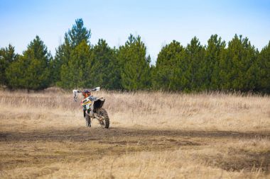 Pribram, Çek Cumhuriyeti - 11.03.2018: Motocross motosiklet off-road çek kasaba Pribram yanında doğada