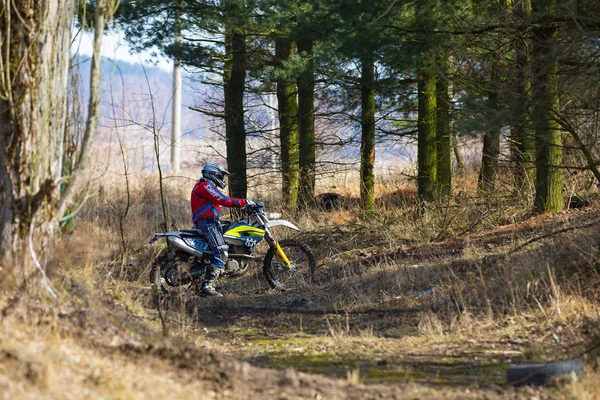 Pribram, Çek Cumhuriyeti - 11.03.2018: off-road çek kasaba Pribram yanında doğada Eylem Motocross binici
