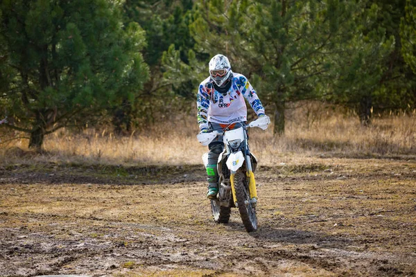Pribram, Çek Cumhuriyeti - 11.03.2018: off-road çek kasaba Pribram yanında doğada Eylem Motocross binici