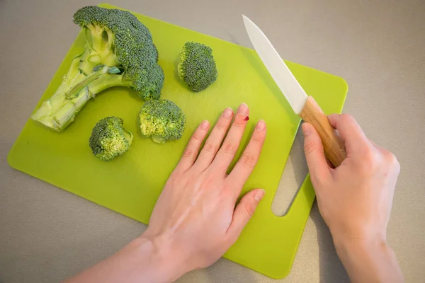 Kan ve brokoli ile kesme tahtası üzerinde bıçak ile yaralı parmak — Stok fotoğraf