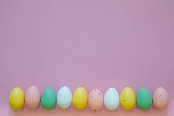 Huevos coloridos de Pascua sobre fondo rosa — Foto de Stock