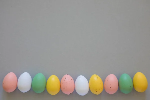 Kleurrijke Pasen eieren op grijze achtergrond — Stockfoto