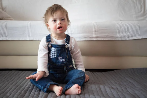 Ritratto di bambino carino con sindrome di Down — Foto Stock