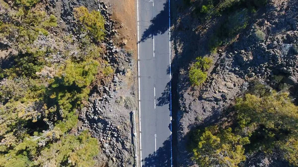 Vue de dessus sur la route dans la forêt de montagne à Tenerife — Photo