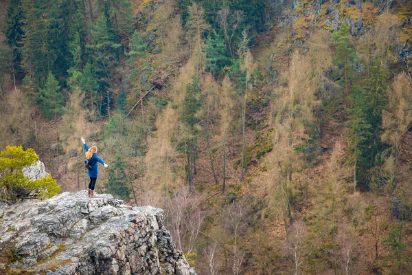 Девушка на скале в горах — стоковое фото