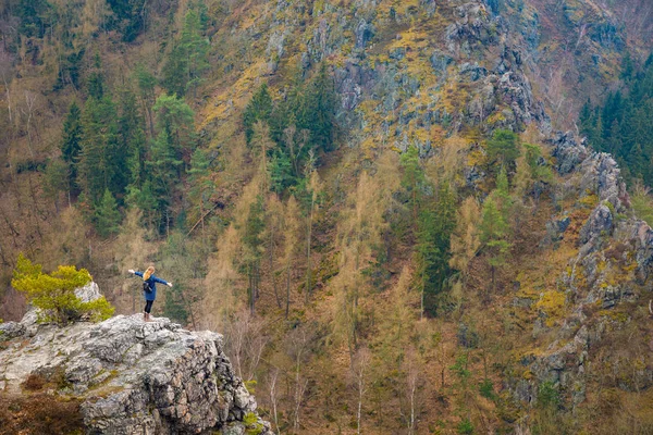 A menina na rocha na montanha — Fotografia de Stock