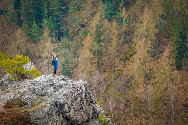 Dívka na skále v horských — Stock fotografie