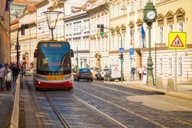 Prague, Çek Cumhuriyeti - 09.04.2018: Modern tramvay cadde Prag eski şehir '