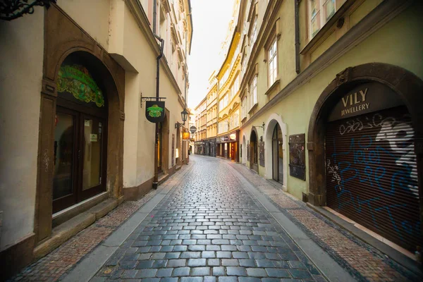 Praga, República Checa - 09.04.2018: Old narrow street in old town of Prague in early morning — Fotografia de Stock