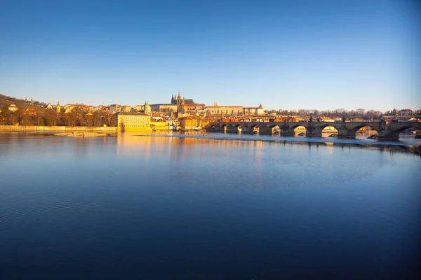 Karlův most a Pražský hrad nad řekou za úsvitu světle časného rána — Stock fotografie