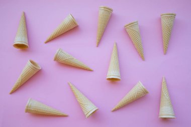 Pembe arka planda dondurma külahı