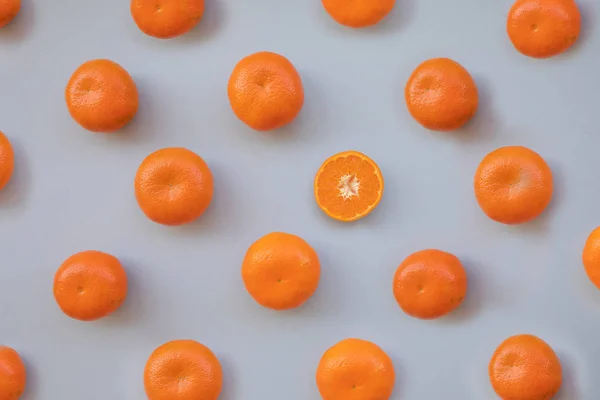 Fräsch orange tangerine på grå bakgrund — Stockfoto