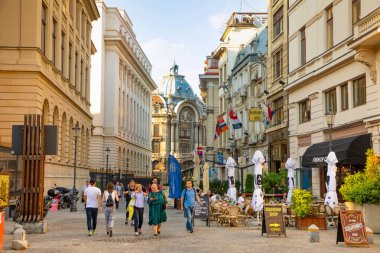Bucharest, Romanya - 28.04.2018: Turist Old Town ve restoranlarda şehir merkezindeki Lipscani Caddesi, Merkezi Bükreş en işlek caddelerinden biri üzerinde