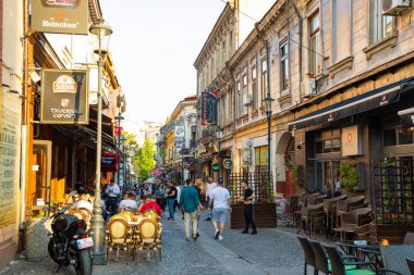 Bucharest, Romanya - 28.04.2018: Turist Old Town ve restoranlarda şehir merkezindeki Lipscani Caddesi, Merkezi Bükreş en işlek caddelerinden biri üzerinde