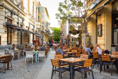 Bucharest, Romanya - 28.04.2018: Turist Old Town ve restoranlarda şehir merkezindeki Lipscani Caddesi, Merkezi Bükreş en işlek caddelerinden biri üzerinde
