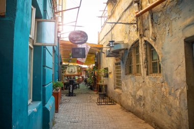 Bucharest, Romanya - 28.04.2018: Turist Old Town ve restoran şehir merkezinde Bükreş üzerinde dar sokakta