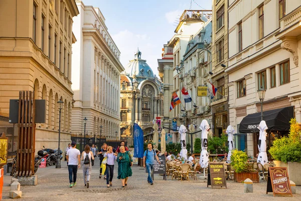 布加勒斯特, 罗马尼亚-28.04.2018: 游客在老城和餐馆在市中心 Lipscani 街, 其中一个最繁忙的街道, 布加勒斯特中部 — 图库照片