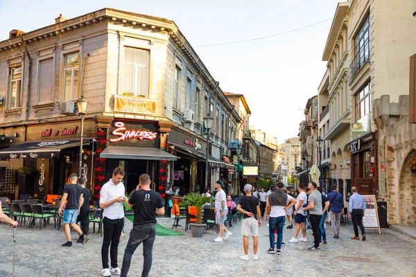 Bucharest, Rumania - 28.04.2018: Tourists in Old Town and Restaurants on Downtown Lipscani Street, one of the most busiest streets of central Bucharest — Stock Photo, Image