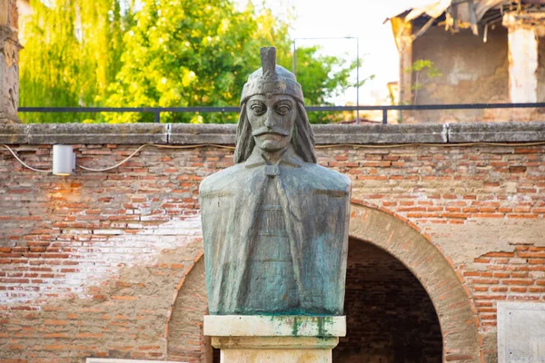 Un busto de Vlad Tepes, Vlad el Empalador, la inspiración para Drácula, en el Antiguo Tribunal Principesco, Curtea Veche, en Bucarest, Rumania — Foto de Stock