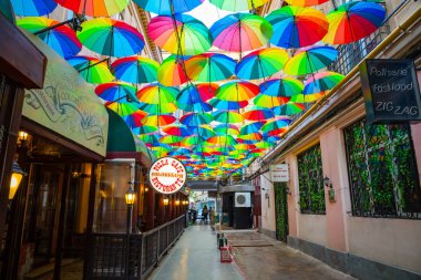 Bucharest, Romanya - 28.04.2018: Rainbow şemsiye çatı zafer pasajda, Bükreş sokak