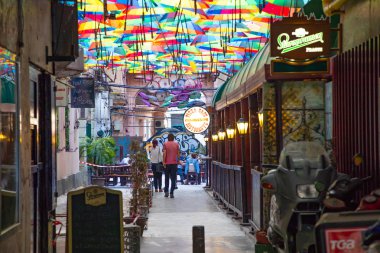 Bucharest, Romanya - 28.04.2018: Rainbow şemsiye çatı zafer pasajda, Bükreş sokak
