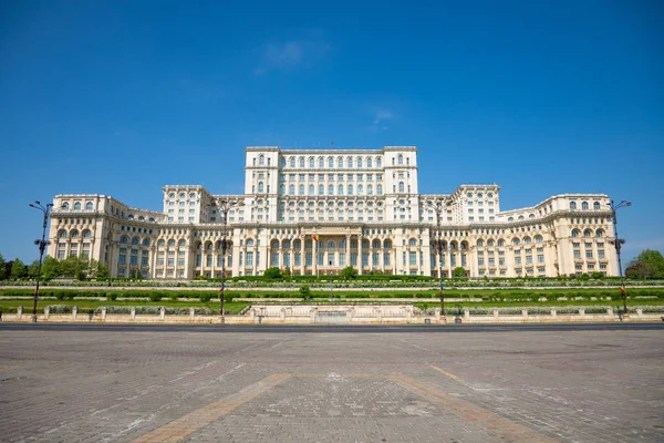 Building of Romanian parliament in Bucharest is the second largest building in the world — Stock Photo, Image