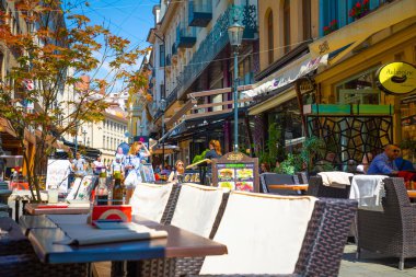 Bucharest, Romanya - 28.04.2018: Turist Old Town ve restoranlarda şehir merkezindeki Lipscani Caddesi, Merkezi Bükreş en işlek caddelerinden biri üzerinde
